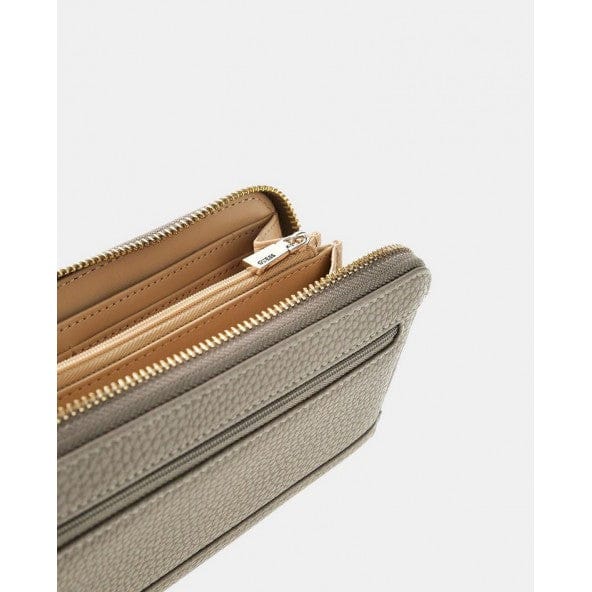 Γυναικείο πορτοφόλι μεγάλο Guess dark taupe PG9648146 Γυναικείο πορτοφόλι μεγάλο Guess dark taupe PG9648146 WALLETS Guess