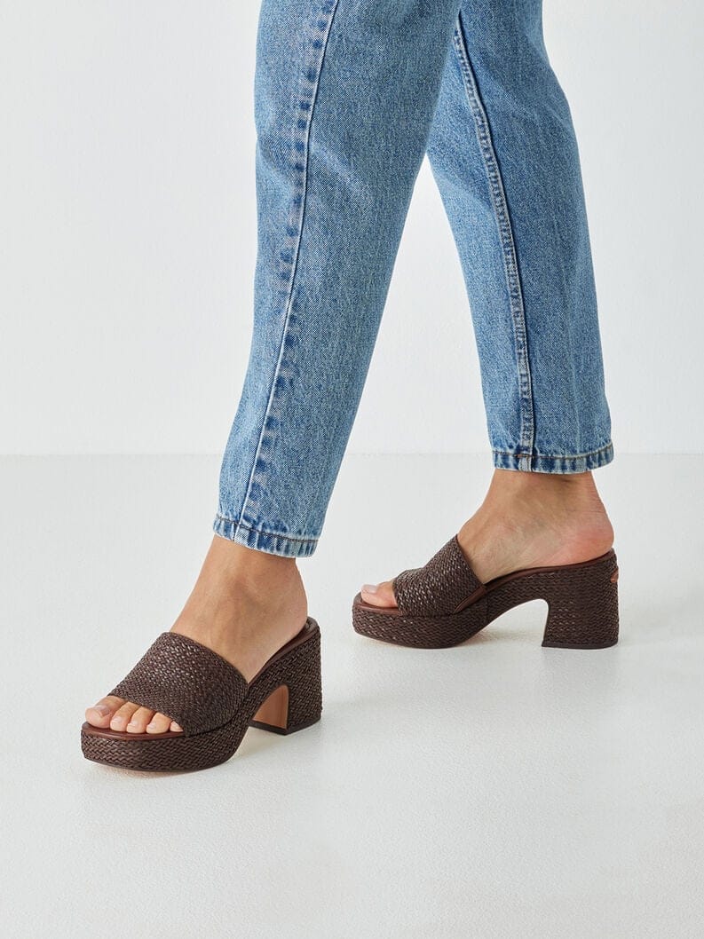 Γυναικεία mule καφέ Tamaris 1-27232 Γυναικεία mule καφέ Tamaris 1-27232 SANDALS TAMARIS