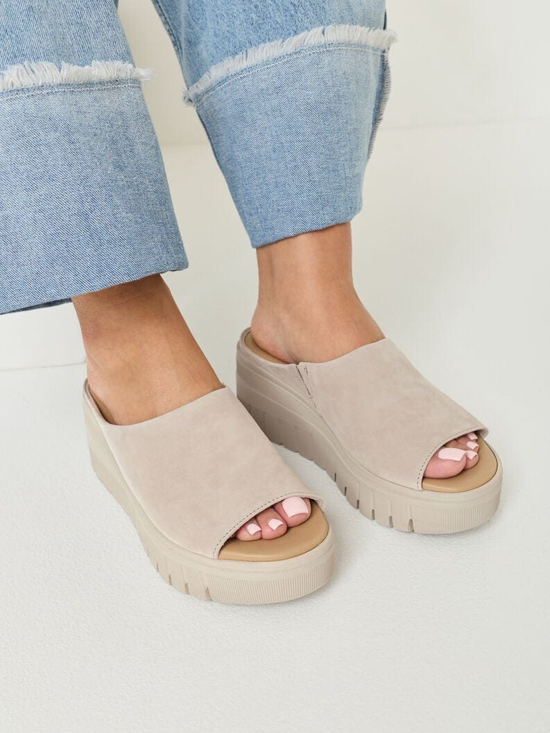 Γυναικεία mules taupe suede Tamaris 1-27206 Γυναικεία mules taupe suede Tamaris 1-27206 FLAT SANDALS TAMARIS